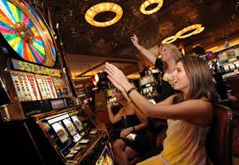 Aplikasi seluler 77luck menampilkan menu sportsbook dan kasino langsung di layar beranda