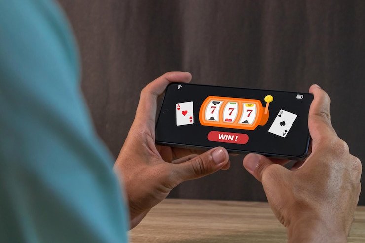 Aplikasi 77luck menampilkan permainan slot Fortune Tiger, Sweet Bonanza, dan Aviator dalam satu tampilan.